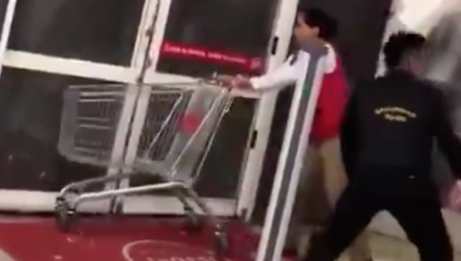 Manifestantes y trabajadores impiden que vándalos ingresaran a saquear supermercado en Viña