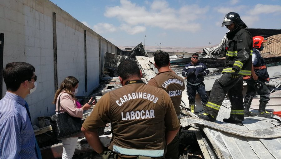 Encuentran cuerpo sin vida entre escombros de supermercado saqueado e incendiado en Arica