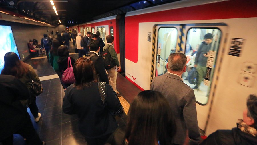 Metro de Santiago iniciará sus servicios este jueves a las 06:00 con 241 buses de refuerzo
