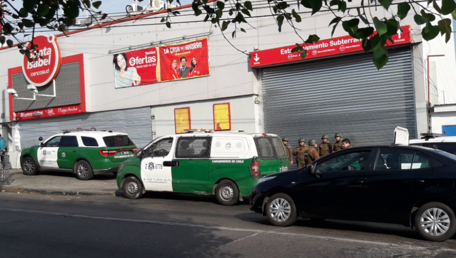 19 personas fueron detenidas durante saqueo a supermercado del cerro Playa Ancha