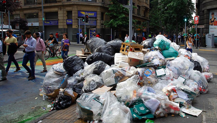 Continúa el paro de recolectores de basura: 42 comunas afectadas en la región Metropolitana
