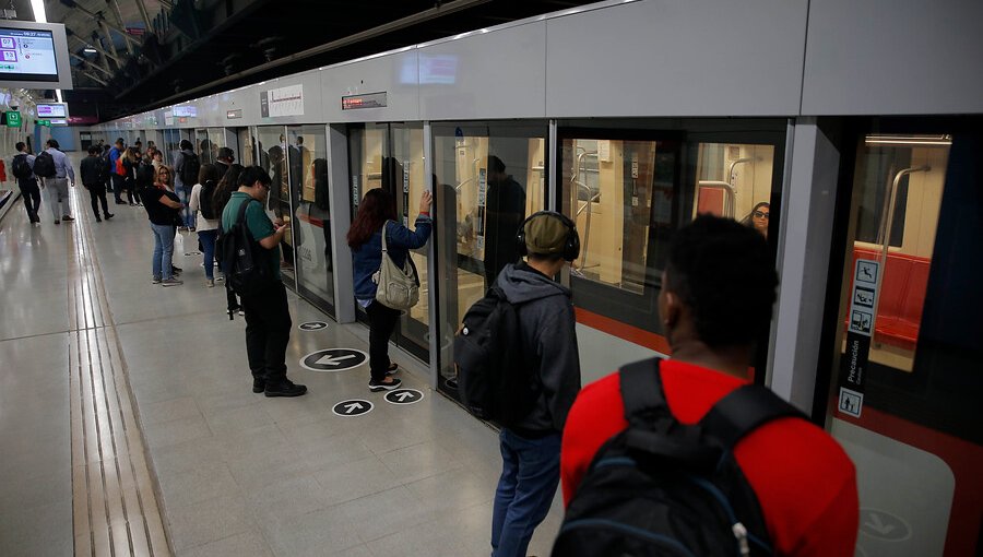 Metro de Santiago iniciará sus operaciones este viernes a las 06:00 horas con 241 buses de refuerzo
