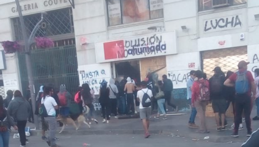 Concentración en plaza Sucre de Viña del Mar deriva en nuevo saqueo a farmacia