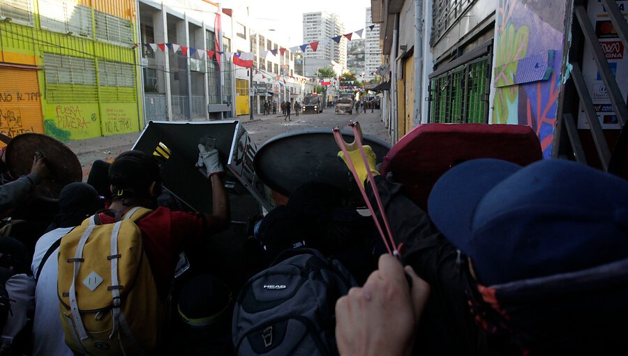 Manifestantes derribaron vallas de seguridad para ingresar al Congreso en Valparaíso