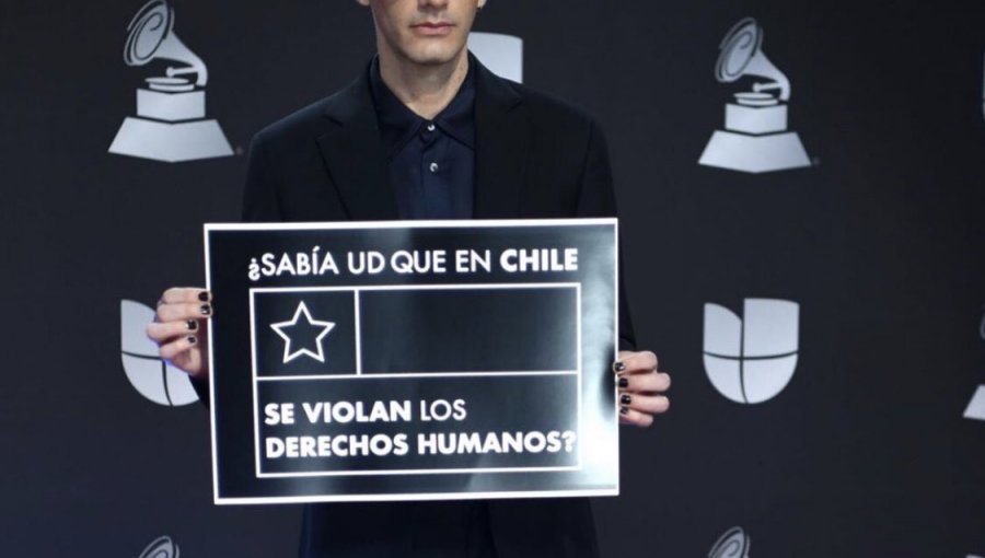 Alex Anwandter también protestó en los Latin Grammy mostrando un duro mensaje