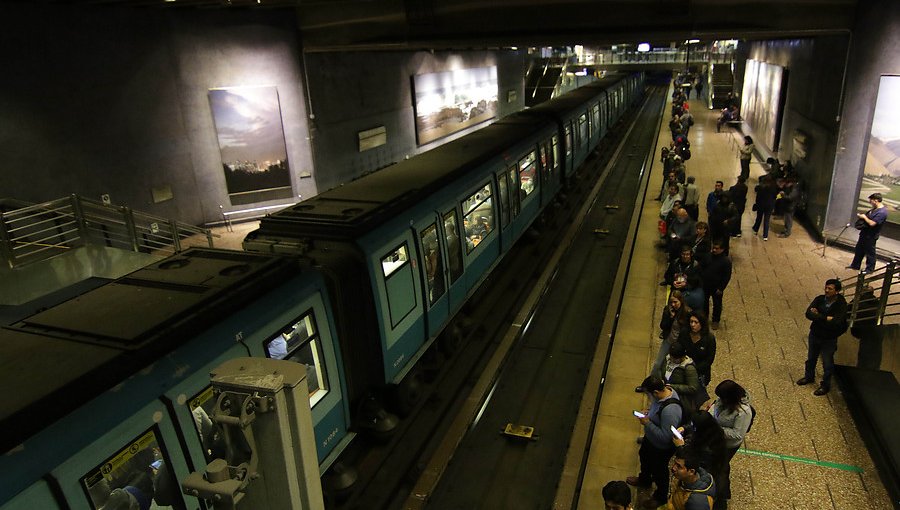 Metro de Santiago iniciará servicios este sábado y domingo a las 07:00 y 08:00 horas respectivamente
