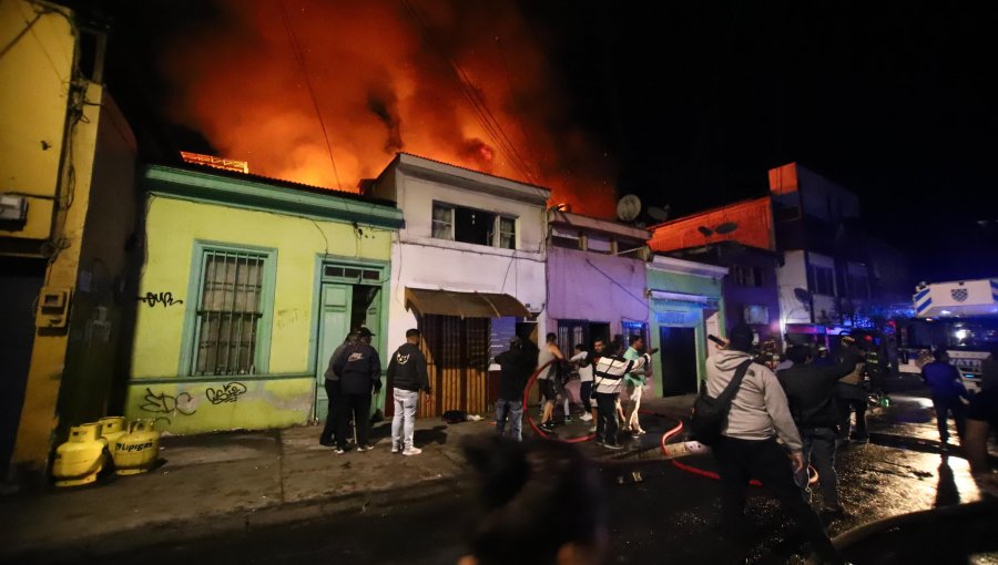 Incendio deja dos niños y un adulto fallecidos en cité en el centro de Iquique