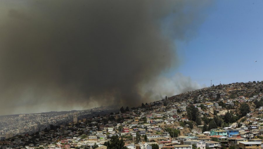 Nuevo incendio en Valparaíso deja 4 casas destruidas y de manifiesto “intencionalidad” según Intendente