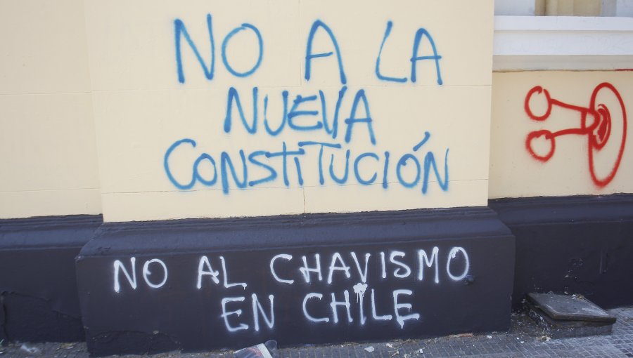 Rayados xenofóbicos y contra nueva Constitución aparecieron este domingo en Santiago