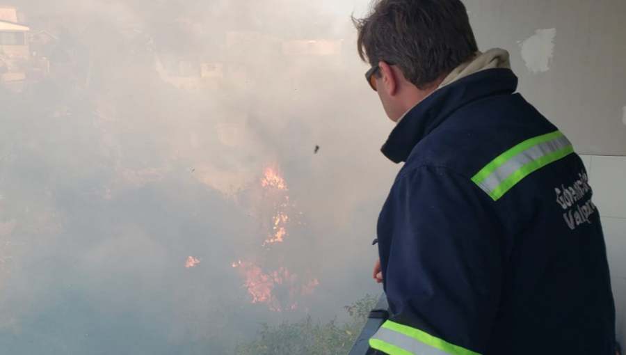 Gobernador de Valparaíso por incendio en Rodelillo: "La situación es mucho menos grave que lo que pensábamos inicialmente"