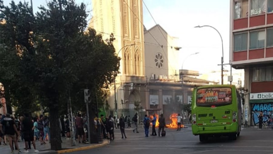 Conmemoración por un mes de manifestaciones termina en disturbios en Valparaíso