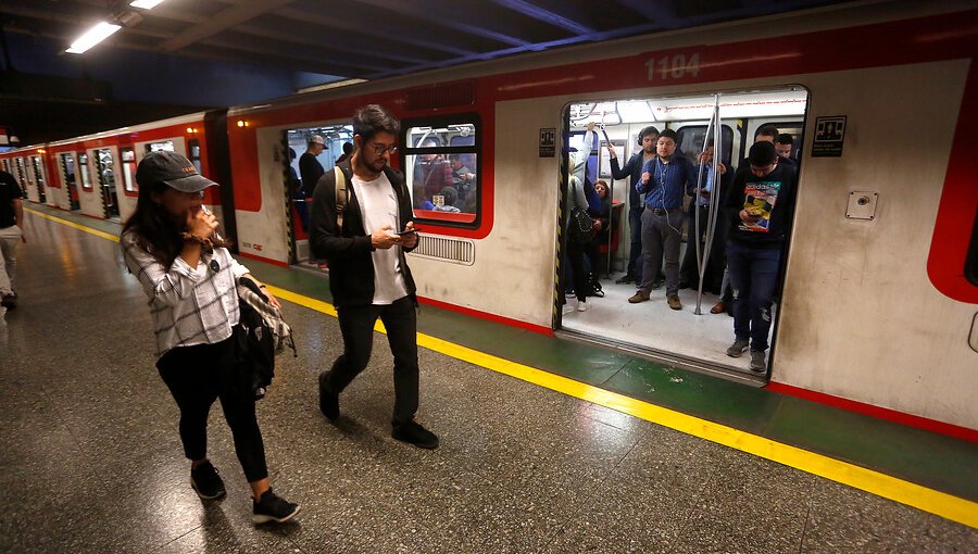 Metro de Santiago iniciará servicios a las 06:00 horas este miércoles con 114 buses de refuerzo