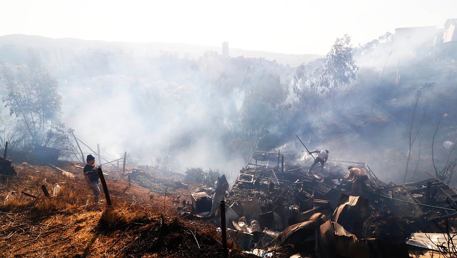 Consejero Millones por incendios en Valparaíso: "No se ha aprendido nada de las desgracias anteriores"
