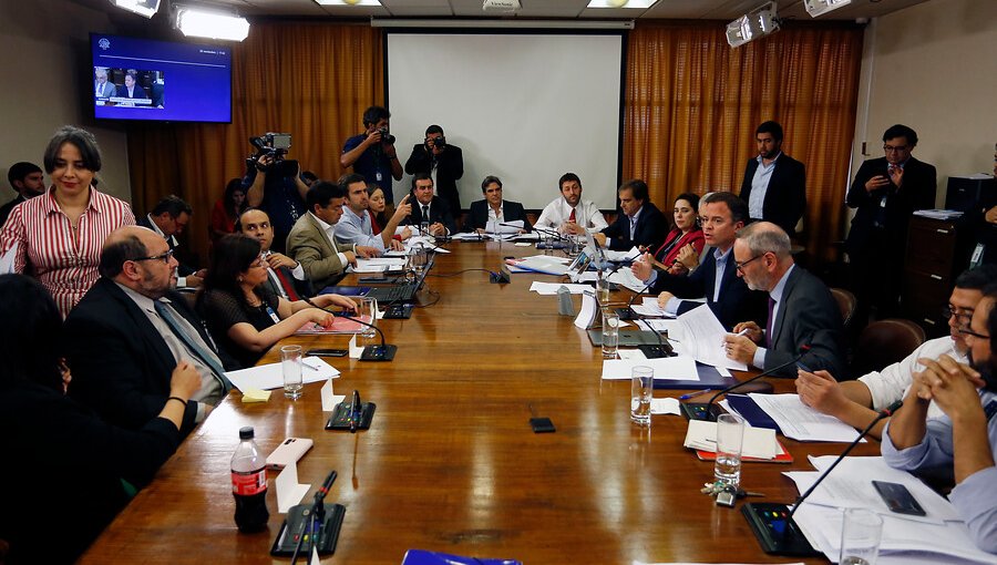 Comisión de Constitución de la Cámara Baja aprobó rebajar dieta parlamentaria en un 50%