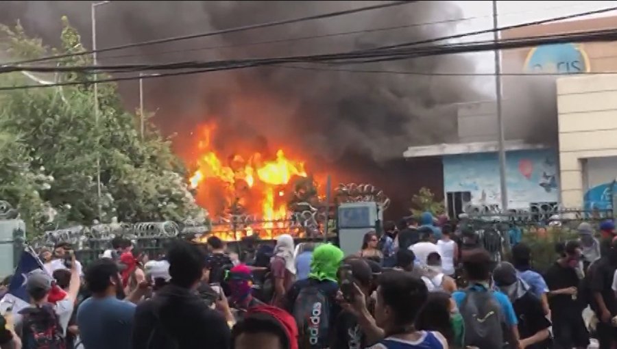 Grupo de antisociales ingresa a saquear y quemar Mall de Quilicura