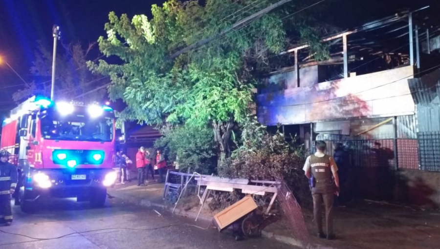 Incendio en vivienda de Peñalolén deja sin vida a una mujer y a un niño de 8 años