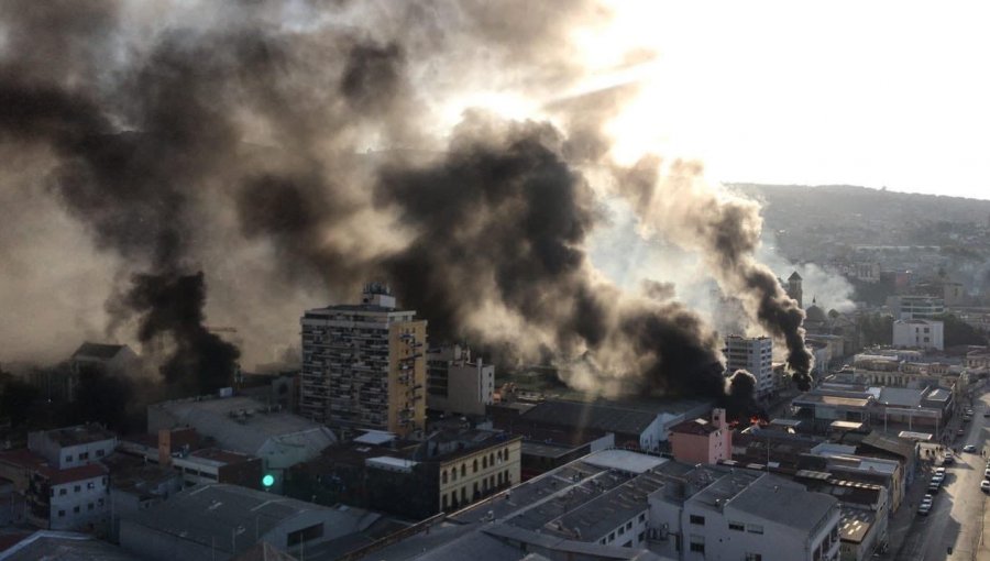 Diversos focos de incendio se registraron en pleno barrio Almendral de Valparaíso