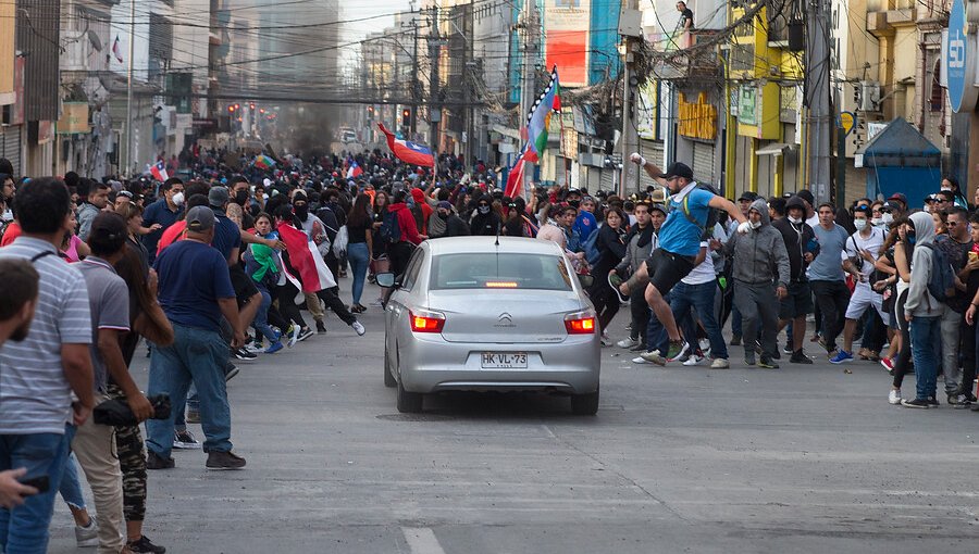 Conductor atropelló a seis manifestantes en el centro de Antofagasta