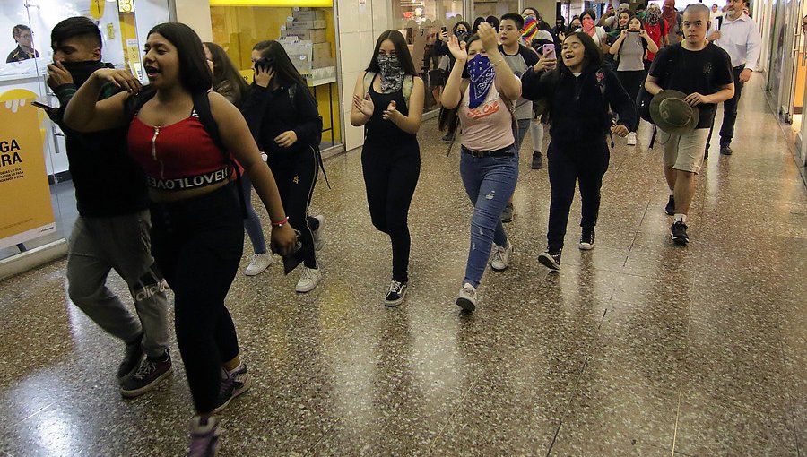 Estudiantes secundarios realizaron nueva evasión en el Metro de Santiago