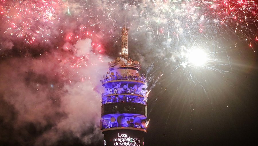 Santiago se queda sin show de Año Nuevo en la torre Entel: empresa y municipio suspenden actividad