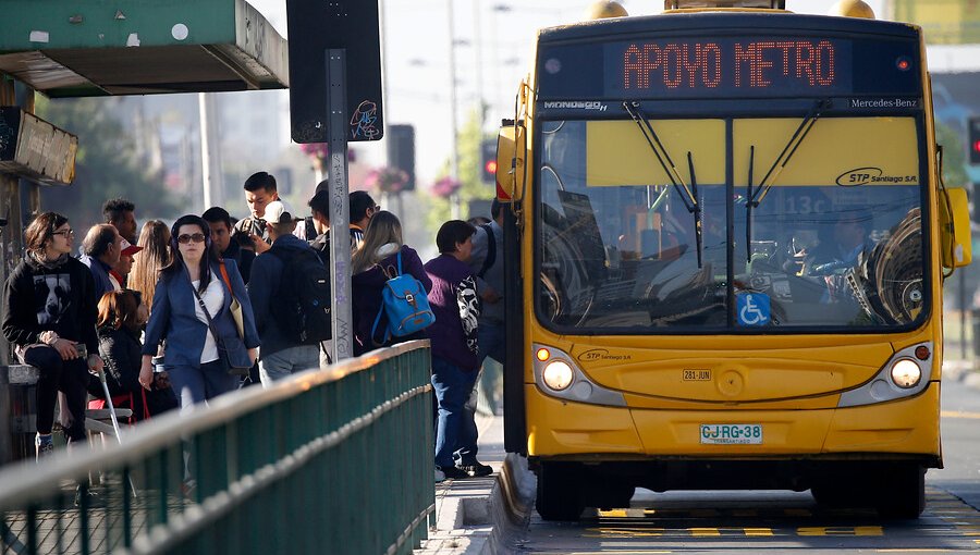 Transportes anuncia reforzamiento de buses en Santiago desde las 15:30 horas por protestas