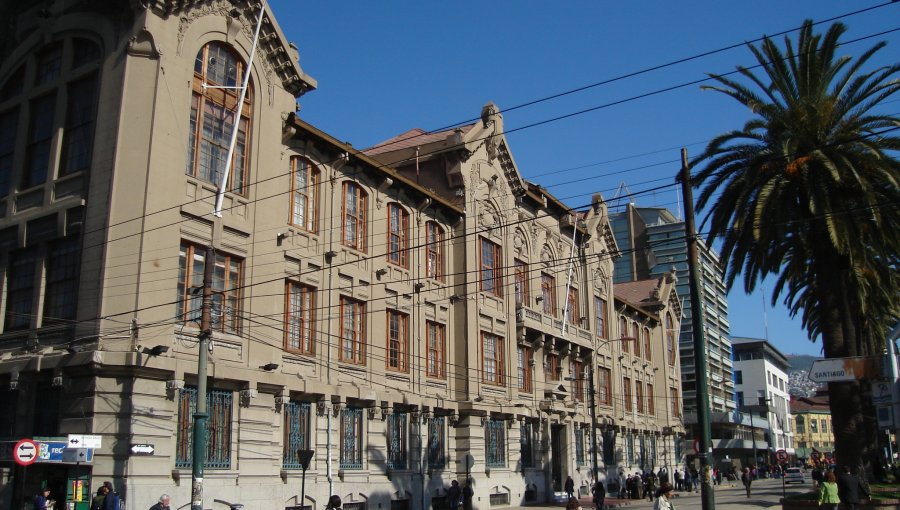 Consejero UDI critica "jugarreta" del Intendente de Valparaíso al incorporar remodelación de fachada de la PUCV a carpeta de proyectos sanitarios