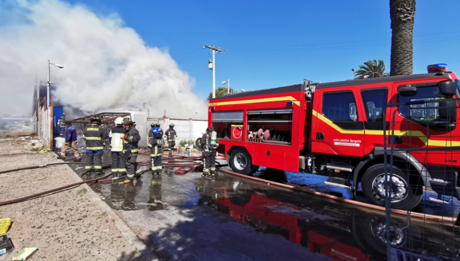 San Antonio: Incendio afecta a bodega del supermercado Tottus de Llolleo