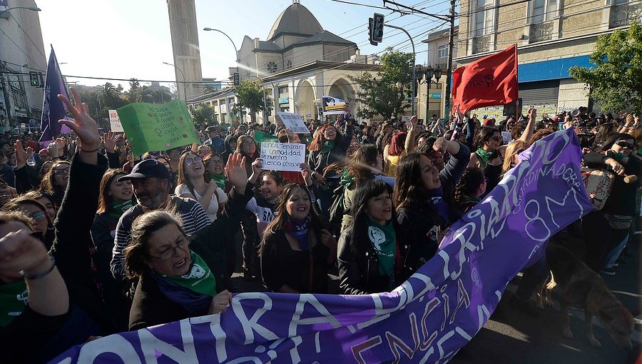 Cientos de mujeres marcharon contra la violencia de género por las calles del centro de Valparaíso