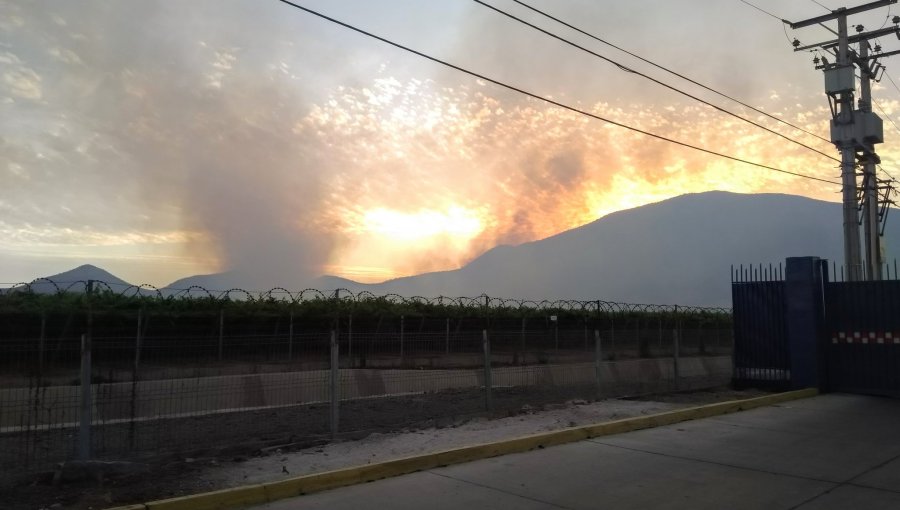 Decretan Alerta Roja para la comuna de Pudahuel por incendio forestal