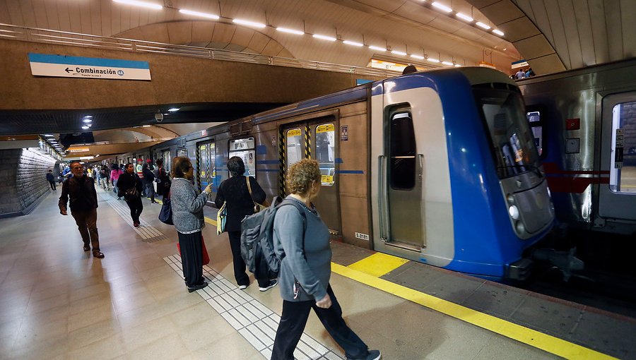 Metro de Santiago iniciará servicios este viernes a las 6:00 horas con 102 buses de apoyo