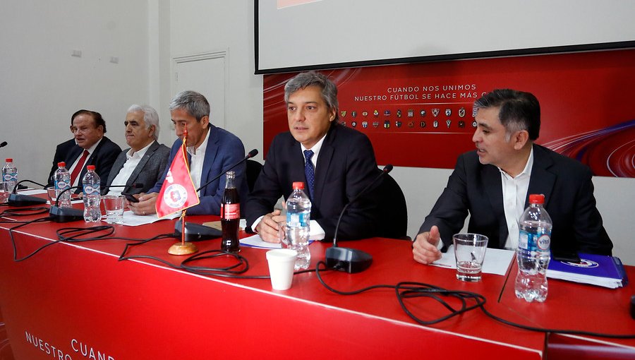 Consejo de Presidentes define el futuro del fútbol profesional chileno