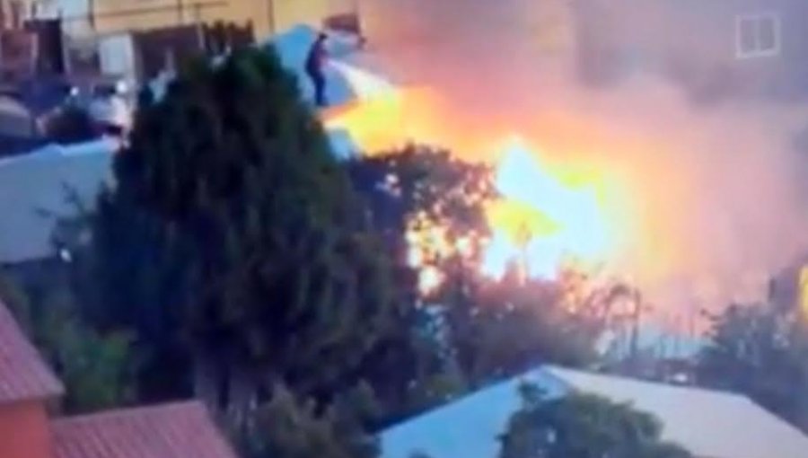 Bomberos halla cuerpo de hombre sin vida tras apagar incendio en vivienda de Viña del Mar
