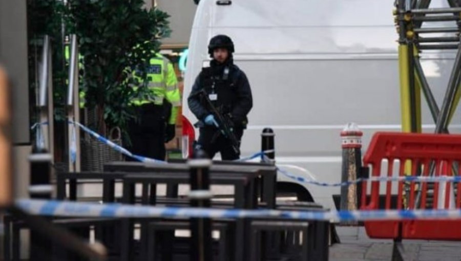 Policía británica reporta incidente con arma blanca y disparos en el centro de Londres