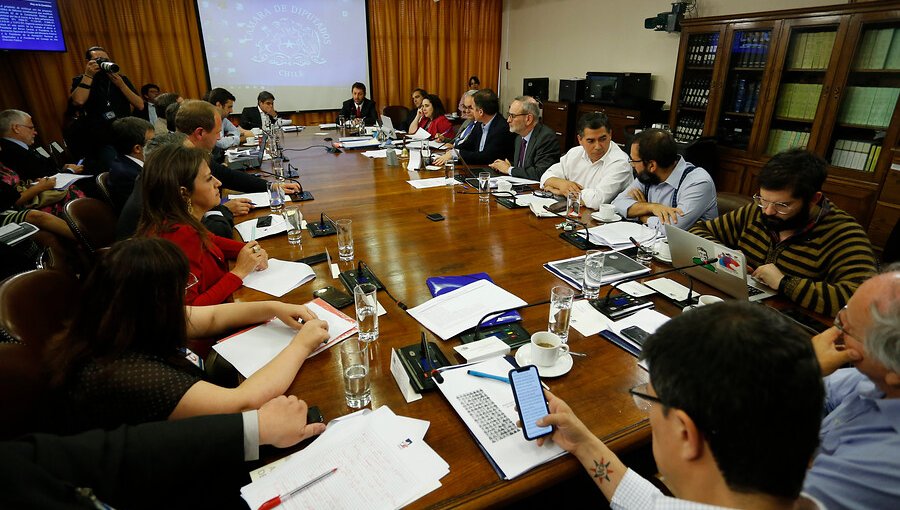 Comisión inició análisis de proyectos que reducen número de parlamentarios
