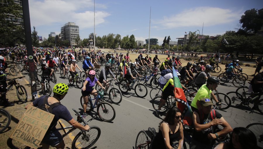 Miles de ciclistas intentan llegar hasta la casa de Piñera en su cumpleaños