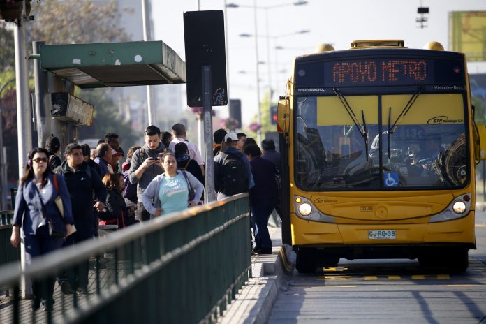 Transportes anuncia reforzamiento de buses en Santiago a partir de las 16:30 horas