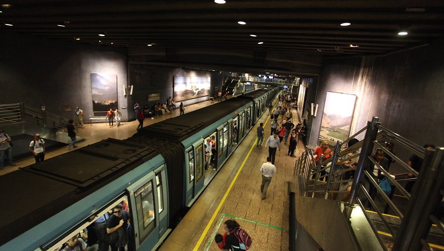 Metro de Santiago iniciará sus operaciones este martes a las 6:00 horas con 102 buses de apoyo