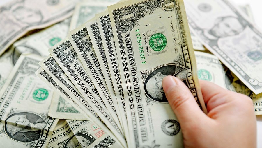 Precio del dólar retrocedió $6 en el primer día de intervención del Banco Central