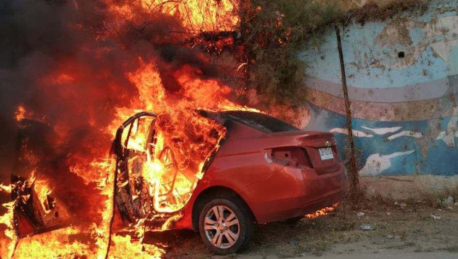 Accidente de tránsito termina con vehículo incendiado en Valparaíso: hecho derivó en emergencia forestal