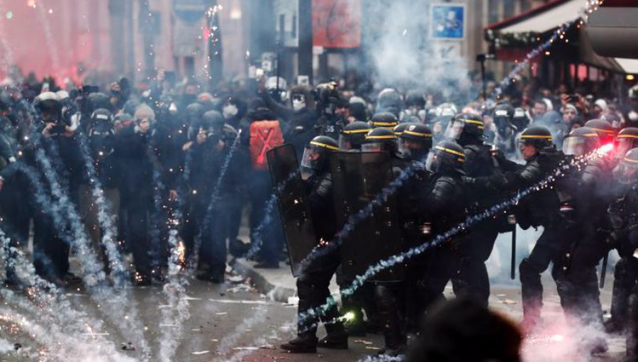 Marcha contra reforma a las pensiones concluye con enfrentamientos, saqueos y actos vandálicos en París
