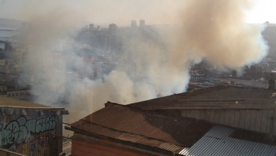 Casona del cerro Bellavista de Valparaíso colapsa luego de ser completamente destruida por un incendio