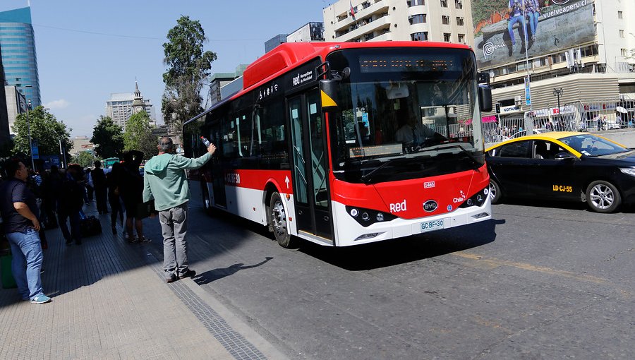 Transportes implementará reforzamiento de buses en Santiago a partir de las 16:30 horas