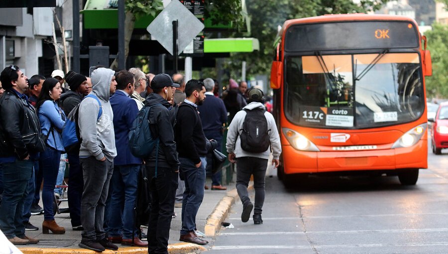 Transportes implementará reforzamiento de buses en Santiago desde las 15:30 horas