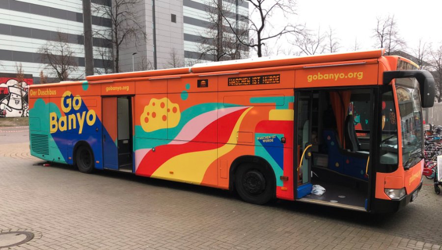 Ex indigente alemán crea autobús-ducha para que personas sin hogar puedan asearse