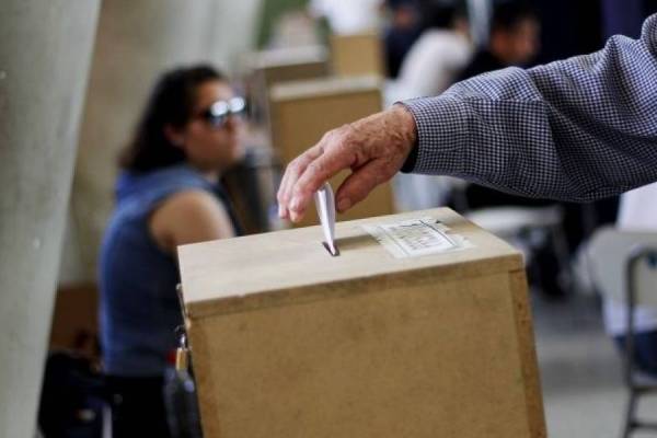 Chilenos en el exterior podrán votar en plebiscito de abril para una nueva Constitución