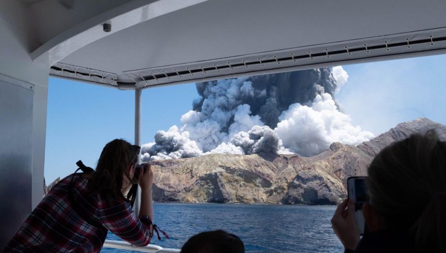 Erupción de volcán en turística isla de Nueva Zelandia deja al menos cinco víctimas fatales