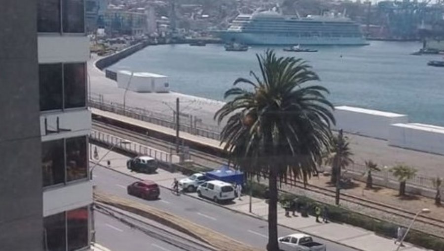 El susto de su vida: funcionaria del aseo encuentra cadáver de mujer en sector Bellavista de Valparaíso