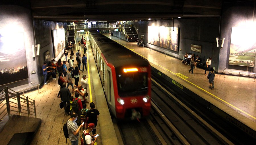 Metro de Santiago operará este martes de 6:00 a 22:00 horas con 82 buses de apoyo