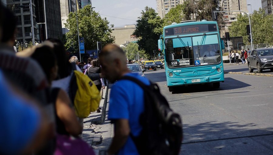 Transportes implementará reforzamiento de buses en Santiago a partir de las 17:30 horas
