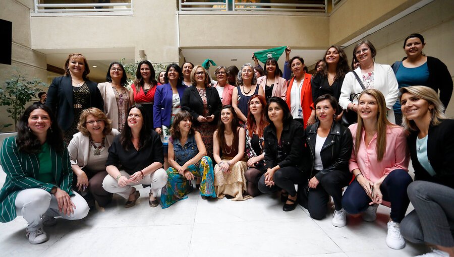 Grupo transversal de diputadas piden paridad de género en futuro órgano constituyente